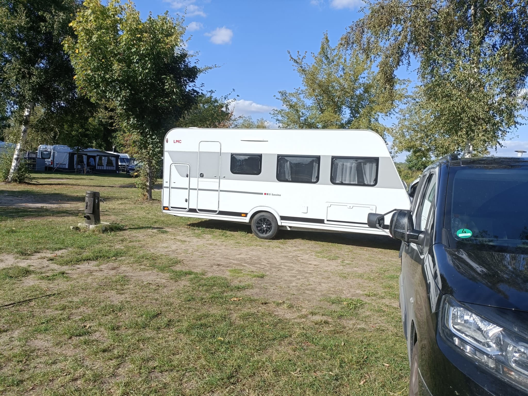 Ankunft auf dem Campingplatz, der Wohnwagen ist fertig ausgerichtet