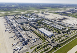 Luftaufnahme vom Flughafen München mit beiden Termnals / Fotograf: Michael Fritz / Quelle: Flughafen München