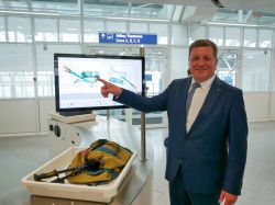 Quelle: StMB / Bayerns Verkehrsminister Christian Bernreiter zeigt die innovative 3D-Technik der neuen CT-Scanner.